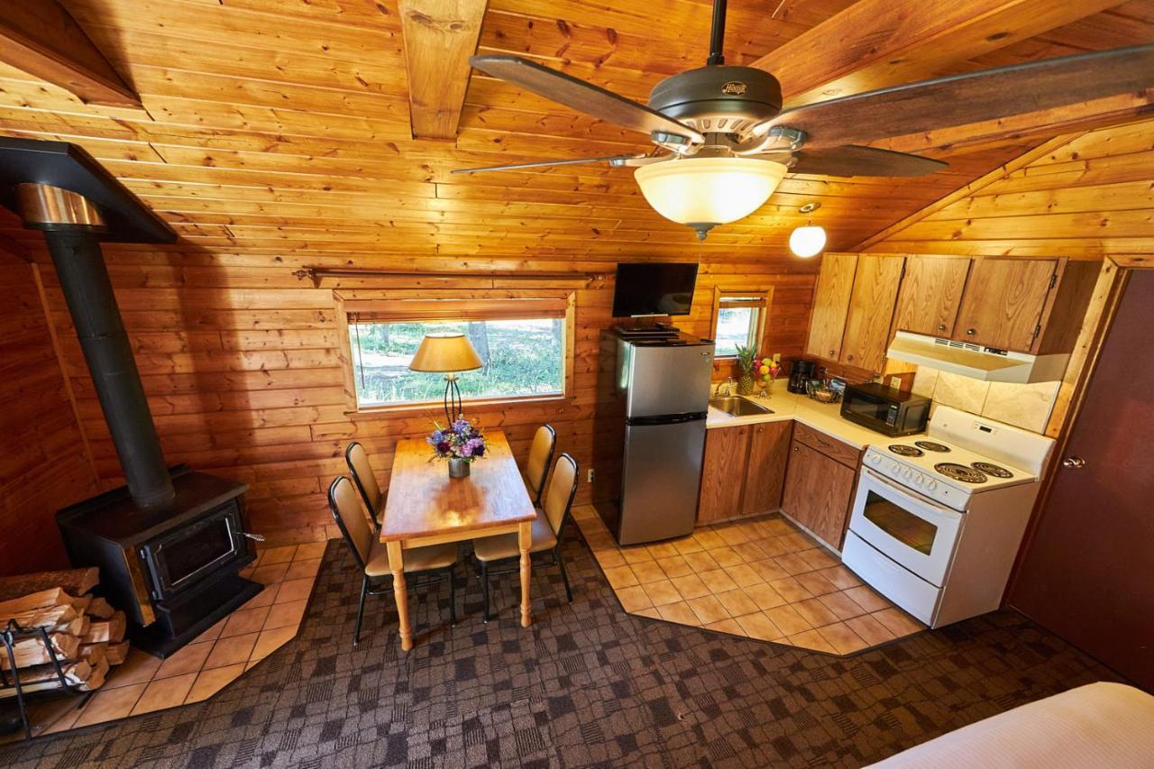 Castle Mountain Chalets Exterior foto