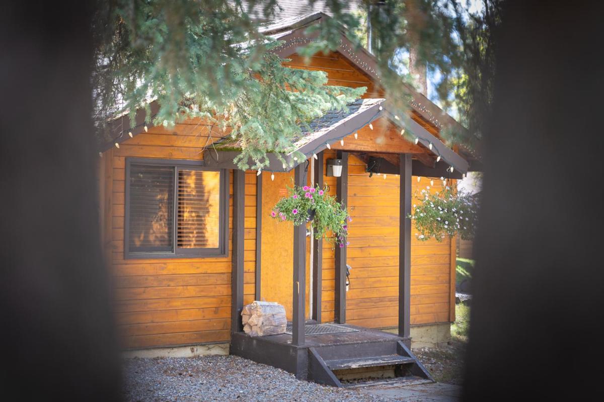 Castle Mountain Chalets Exterior foto